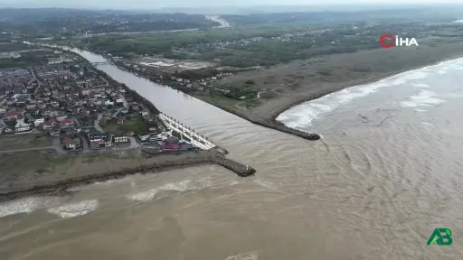 (SAKARYA-DRON) Sakarya Nehri, taşıdığı çamur ve sularla Karadeniz’in rengini değiştirdi