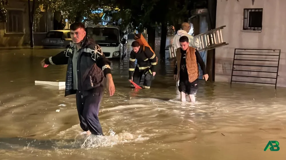 Kapıdan çıkamayan 2 yaşlı kadını itfaiye pencereden kurtardı