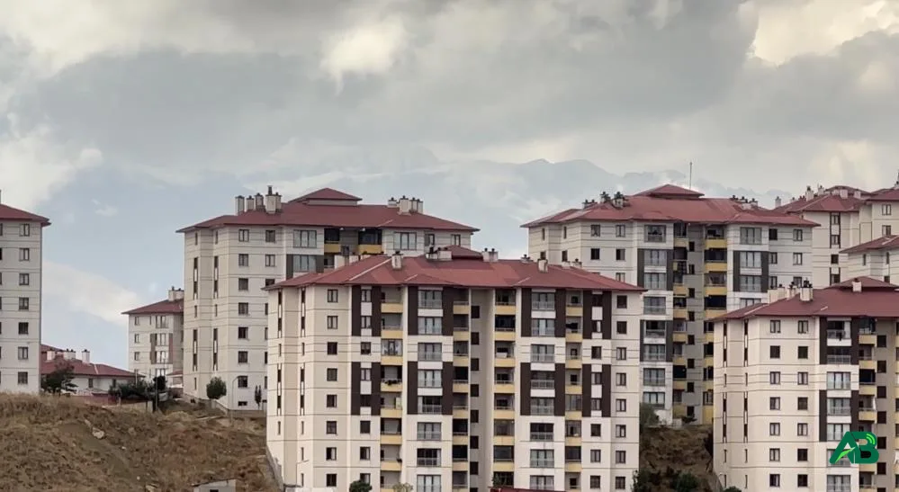 Yüksekova'ya mevsimin ilk karı düştü