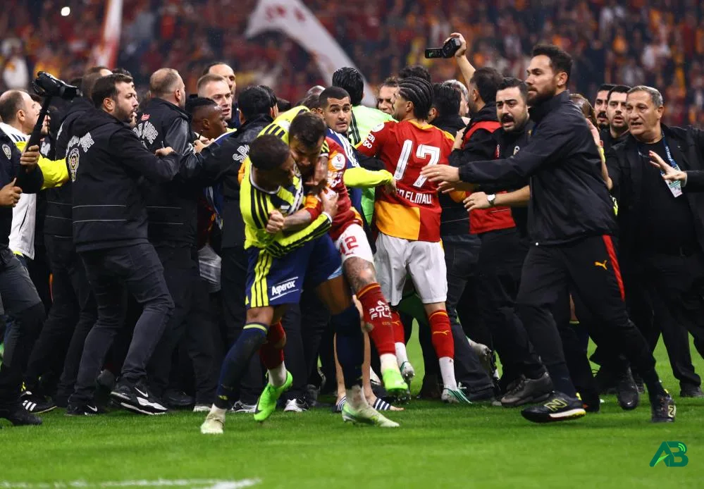 Derbi sonrası saha karıştı