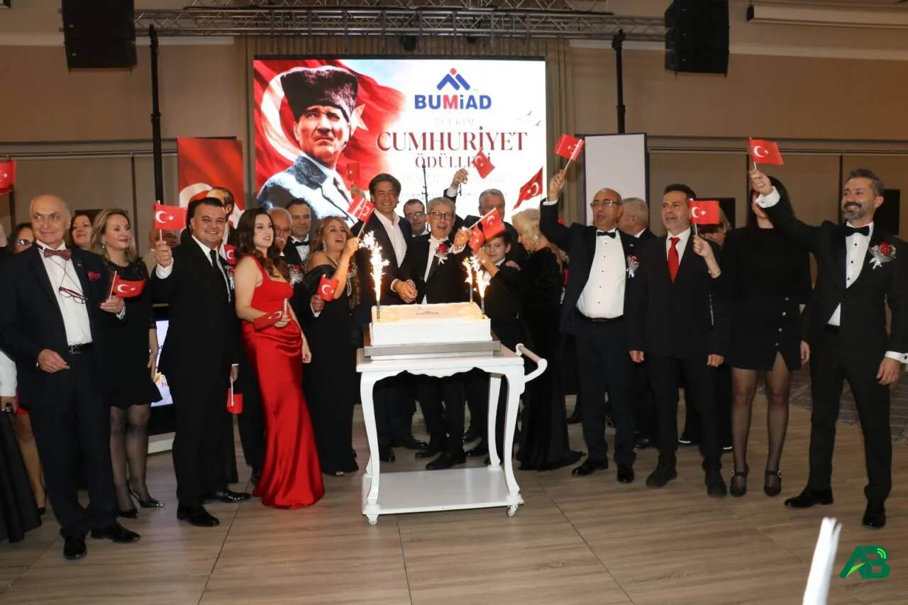 Bursa'da 103 yıllık gurura muhteşem kutlama; Cumhuriyet'e değer katanlara ödül