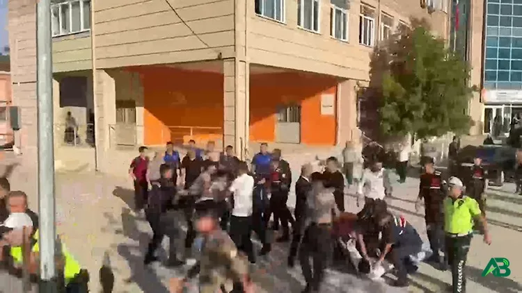 Manisa’da lise önünde silahlı saldırı! Yaralı öğrenciler var...