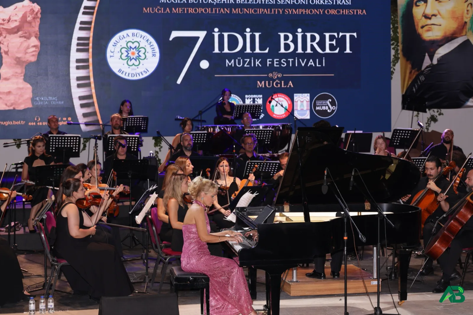 Piyanist İdil Biret ve Muğla Büyükşehir Belediyesi Senfoni Orkestrası sahnede konser veriyor.