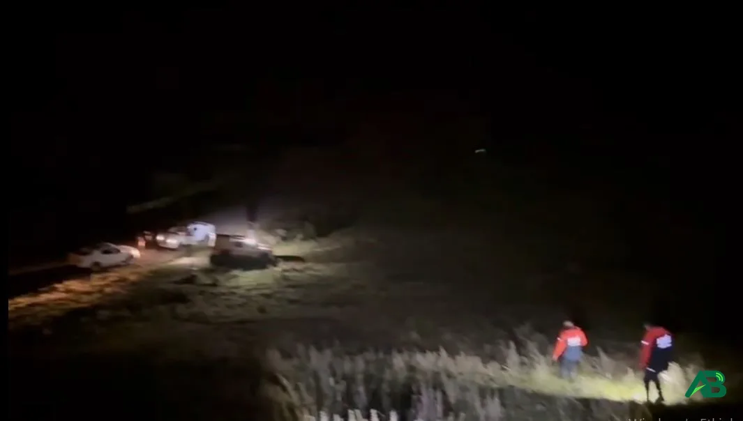Gece vakti arazide arama kurtarma çalışması yapan ekipler ve araçlar.