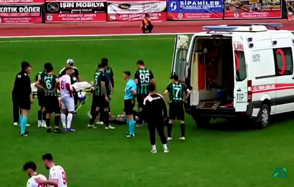 Maçın son dakikalarında fenalaşan futbolcu kalp krizi geçirdi