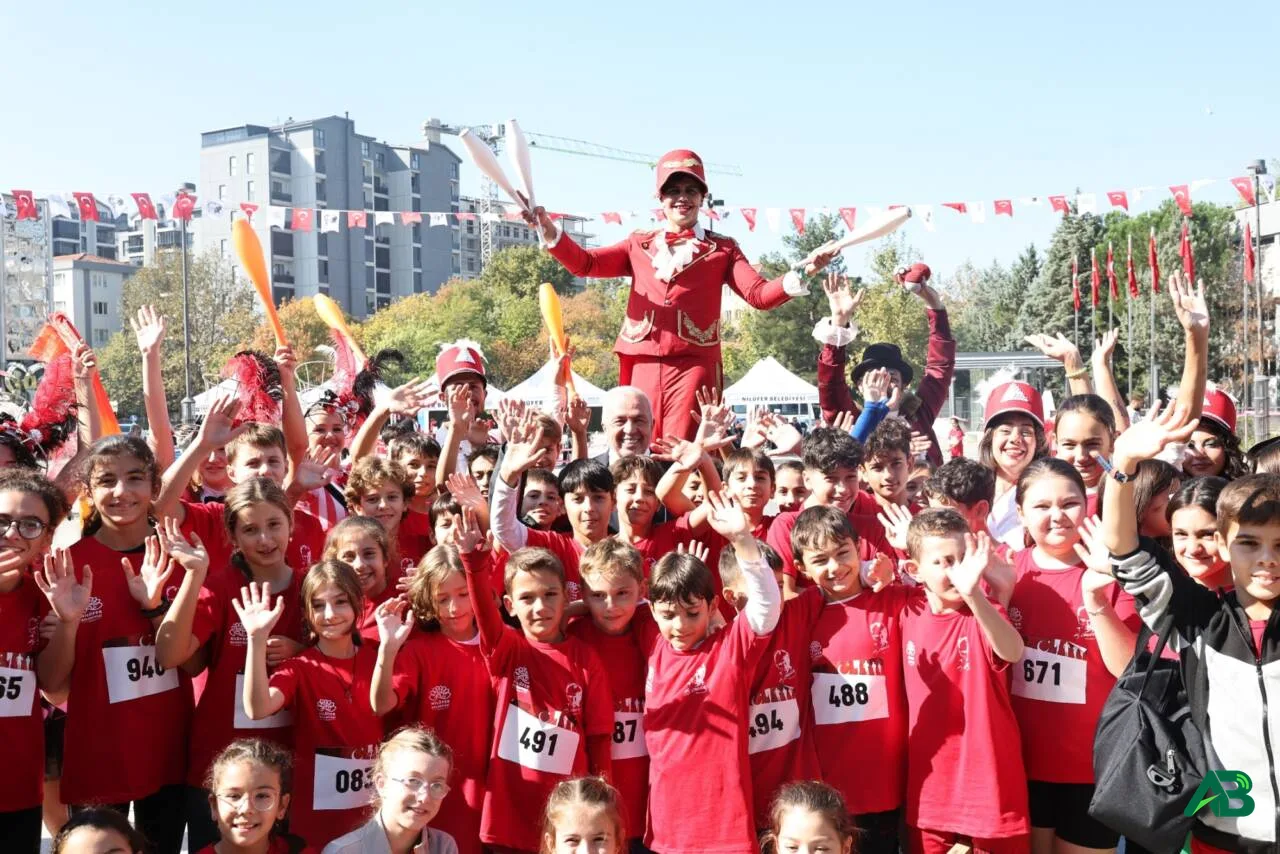 Bursa'da 68 okuldan bin 749 öğrenci Cumhuriyet için koştu